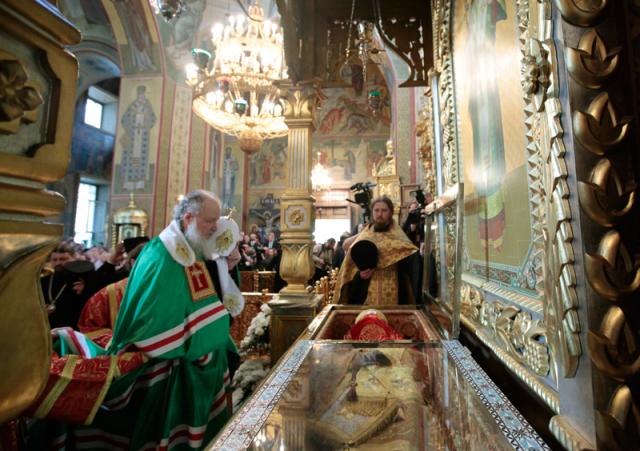 Святейший  Патриарх Московский и всея Руси Кирилл у раки с мощами Святителя Иоасафа  Белгородского Чудотворца